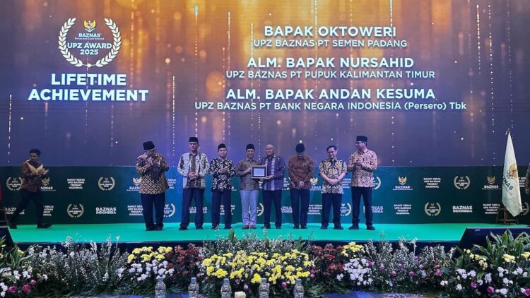 Mantan Dirkeu Semen Padang, Oktoweri raih penghargaan dari Baznas. (dok. istimewa)