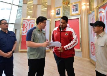 Teks: Menteri Pemuda dan Olahraga (Menpora) RI, Dito Ariotedjo, melepas sekaligus memberi motivasi kepada skuad futsal Garuda di Media Center Kemenpora, Rabu (3/9/2025). (Foto Humas Kemenpora)