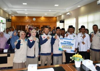 PLN UP3 Bukittinggi serahkan bantuan pendidikan. (dok. istimewa)