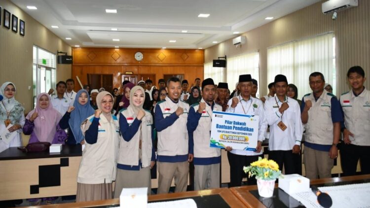 PLN UP3 Bukittinggi serahkan bantuan pendidikan. (dok. istimewa)