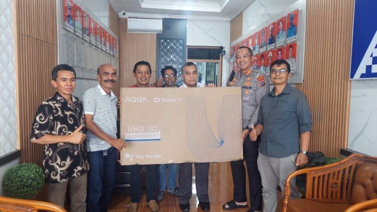 PWI Sampaikan Ucapan Terima Kasih kepada Dirlantas Polda Sumbar 1 PWI Sumbar ucapkan terimakasih kepada Dirlantas Polda Sumbar atas hadiah televisi. (dok. istimewa)
