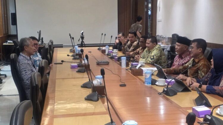 Pemprov Sumbar Rancang Penerbitan Sukuk Daerah, Sebagai Solusi Keterbatasan Fiskal 1 Pemprov Sumbar rapat terkait pembentukan sukuk daerah