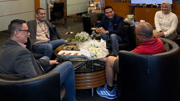 BRI RO Padang Rayakan Hari Pelanggan Nasional 2025, RCEO Turun Langsung Sambut Nasabah 1 RCEO BRI Padang, Riza Pahlevi sapa pelanggan di Harpelnas 2025. (dok. istimewa)