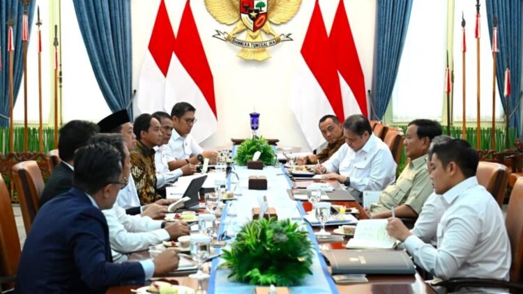 Presiden Prabowo Subianto memimpin rapat terbatas bersama sejumlah menteri di Istana Merdeka, Jakarta, pada Selasa, 9 September 2025. (Foto: BPMI Setpres/Kris)