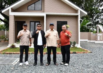 Rektor UNP kunjungi rumah contoh dari SEPABLOCK di PT Semen Padang. (dok. Humas)