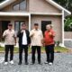Rektor UNP kunjungi rumah contoh dari SEPABLOCK di PT Semen Padang. (dok. Humas)