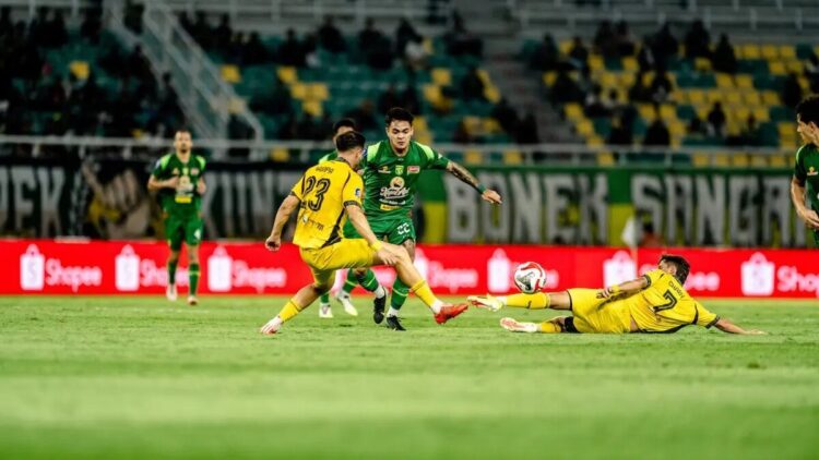 Skor 1-0, Gol Bruno Moreira Antar Persebaya Kalahkan Semen Padang FC 1 Gali Freitas saat berusaha melewati dua pemain Semen Padang FC. (dok. MO Persebaya)