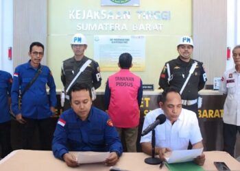 Kejati Sumbar memberikan keterangan pers tentang penetapan tersangka baru dalam kasus dugaan korupsi dana operasional Perumda Padang PSM berinisial TA di Padang, pada Kamis (18/9). (ANTARA/FathulAbdi)