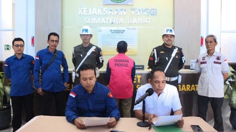 Kejati Sumbar Tetapkan Tersangka Baru Kasus Dugaan Korupsi Perumda PSM 1 Kejati Sumbar memberikan keterangan pers tentang penetapan tersangka baru dalam kasus dugaan korupsi dana operasional Perumda Padang PSM berinisial TA di Padang, pada Kamis (18/9). (ANTARA/FathulAbdi)