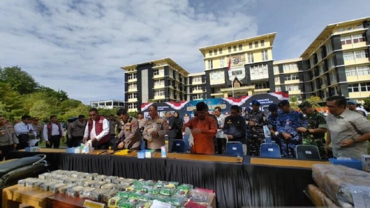 Rilis pengungkapan kasus peredaran narkoba jenis sabu-sabu dengan berat kotor mencapai 50 kilogram di Padang, pada Rabu (17/9). (ANTARA/FathulAbdi)