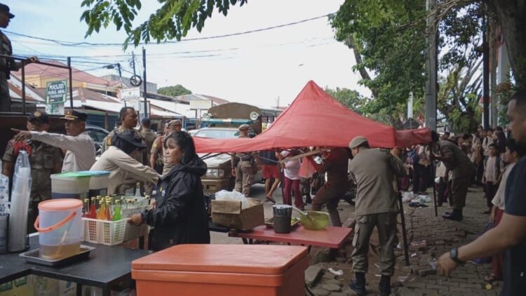 Satpol PP Padang tertibkan lapak pedagang di Lapai. (dok. istimewa)