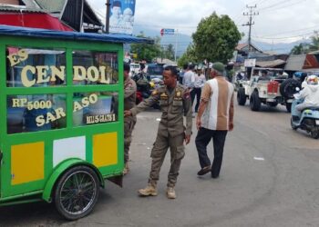 Satpol PP Padang tertibkan pedagang yang pakai badan jalan di depan Pasar Bandar Buat. (dok. istimewa)