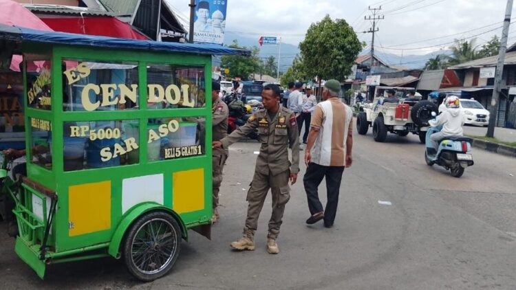 Satpol PP Padang tertibkan pedagang yang pakai badan jalan di depan Pasar Bandar Buat. (dok. istimewa)