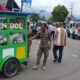 Satpol PP Padang tertibkan pedagang yang pakai badan jalan di depan Pasar Bandar Buat. (dok. istimewa)