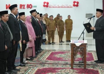 Lantik 53 Pejabat Administrator dan Pengawas, Sekdaprov Sumbar Tekankan Dampak Kinerja 10 Sekdaprov Sumbar Arry Yuswandi melantik 53 tenaga administrator dan pengawas di lingkup Pemprov Sumbar. (dok. adpsb)