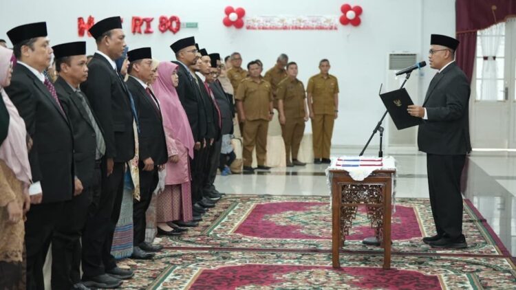 Lantik 53 Pejabat Administrator dan Pengawas, Sekdaprov Sumbar Tekankan Dampak Kinerja 1 Sekdaprov Sumbar Arry Yuswandi melantik 53 tenaga administrator dan pengawas di lingkup Pemprov Sumbar. (dok. adpsb)