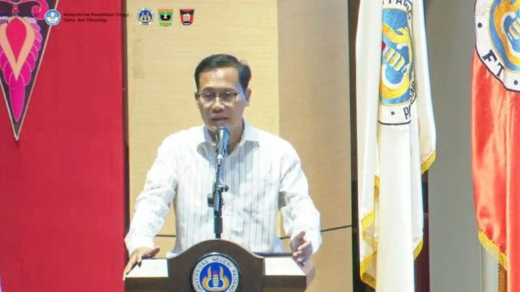 Sekretaris Jenderal (Sekjen) Kementerian Kependudukan dan Pembangunan Keluarga (Kemendukbangga) Budi Setiyono memberikan paparan di Padang, Kamis (11/9/20250. ANTARA/Muhammad Zulfikar