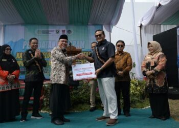 Semen Padang serahkan bantuan bedah rumah untuk keluarga beresiko stunting. (dok. istimewa)