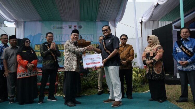 PT Semen Padang Salurkan Bantuan Bedah Rumah untuk Keluarga Berisiko Stunting di Padang 1 Semen Padang serahkan bantuan bedah rumah untuk keluarga beresiko stunting. (dok. istimewa)
