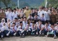 Wako Fadly Amran bersama guru dan siswa dari MTsS Lubuk Kilangan. (dok. istimewa)