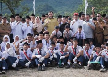 Wako Fadly Amran bersama guru dan siswa dari MTsS Lubuk Kilangan. (dok. istimewa)