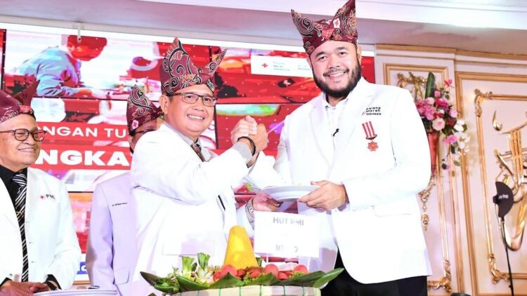 Dedikasi terhadap Misi Kemanusiaan Berbuah Lencana Jasa Pratama untuk Wako Fadly Amran 1 Wako Fadly Amran dapat Lencana Jasa Pratama dari PMI Sumbar. (dok. istimewa)