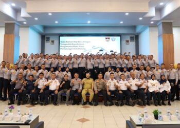 Wako Fadly Amran dengan pasukan alih daya Dishub Kota Padang. (dok. Prokopim)