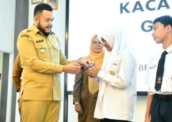 Wako Fadly Amran lakukan penyerahan kaca mata gratis. (dok. Prokopim)