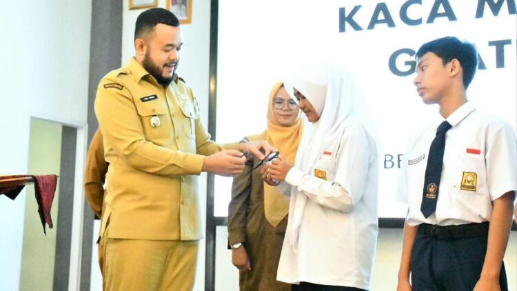 Wako Fadly Amran lakukan penyerahan kaca mata gratis. (dok. Prokopim)