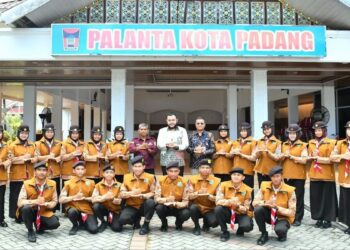 Wako Fadly Amran lepas rombongan World Muslim Scout Jambore Kota Padang ke Cibubur. (dok. Prokopim)