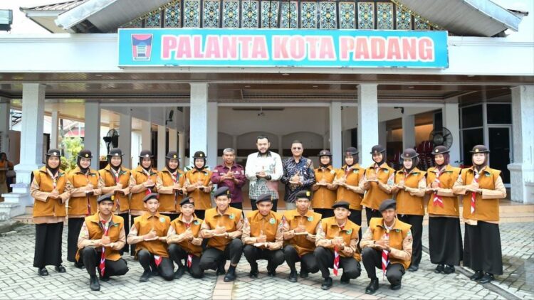 Wako Fadly Amran Lepas Kontingen Jambore Pramuka Muslim Kota Padang 1 Wako Fadly Amran lepas rombongan World Muslim Scout Jambore Kota Padang ke Cibubur. (dok. Prokopim)