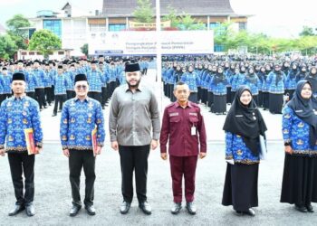 Wako Fadly Amran serahkan SK PPPK Pemko Padang tahap kedua. (dok. istimewa)