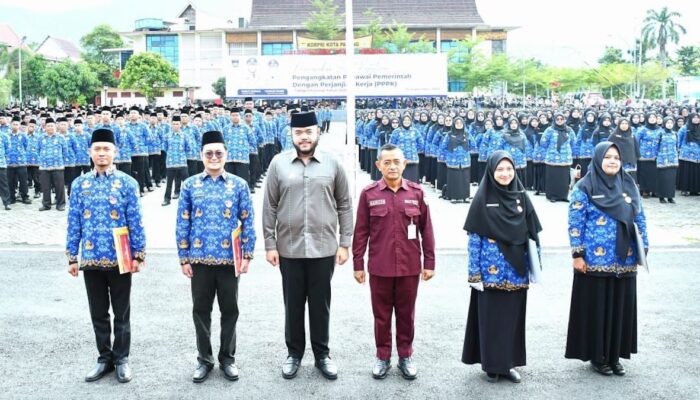 Wako Fadly Amran Serahkan SK Pengangkatan PPPK Pemko Padang Tahap Dua