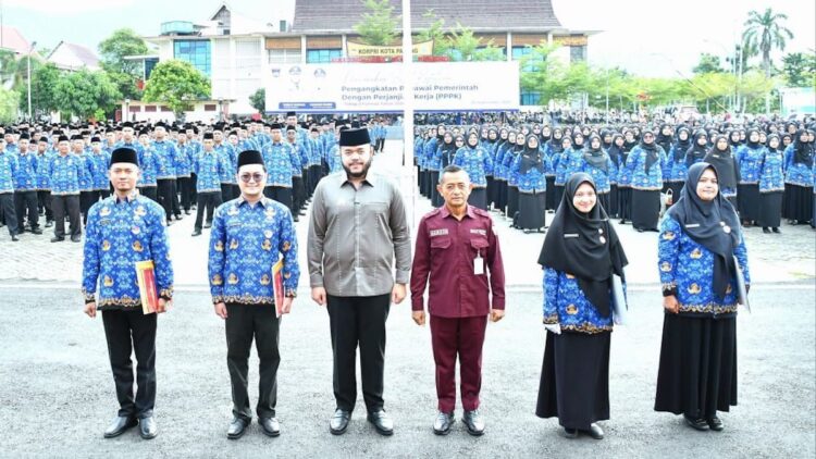Wako Fadly Amran serahkan SK PPPK Pemko Padang tahap kedua. (dok. istimewa)