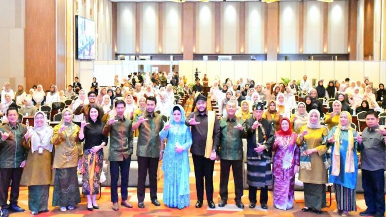 Wako Fadly Amran Buka Forkomil VI FKG Universitas Baiturahmah 1 Wali Kota Padang, Fadly Amran, membuka secara resmi Forum Komunikasi Ilmiah (Forkomil) VI yang digelar Fakultas Kedokteran Gigi (FKG) Universitas Baiturrahmah. (dok. Prokopim)