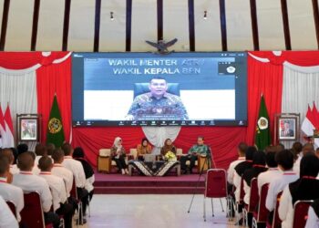 Wamen ATR BPN Ossy Dermawan beri sambutan dihadapan siswa STPN. (dok. atrbpn)