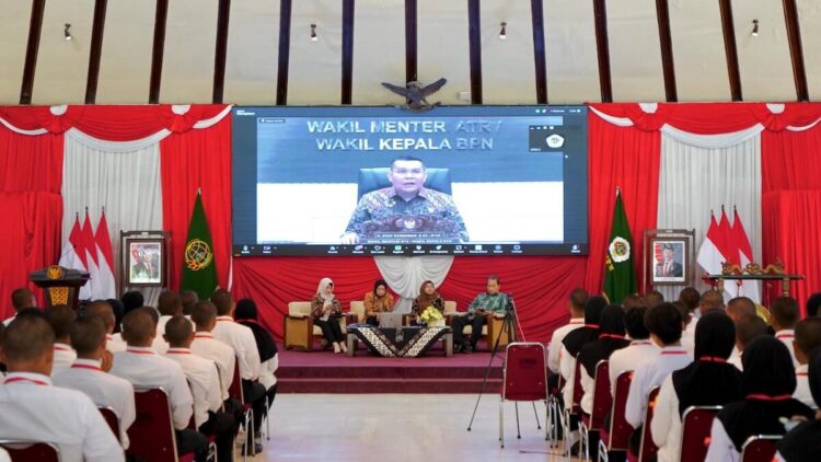 Wamen ATR BPN Ossy Dermawan beri sambutan dihadapan siswa STPN. (dok. atrbpn)