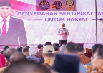Bersama Menko AHY Serahkan Sertifikat Tanah untuk Rakyat di Bengkulu, Wamen Ossy Apresiasi Peran Pemerintah Daerah 3 Wamen Ossy saat hadir bersama Menko AHY pada acara penyerahan sertifikat untuk rakyat di Bengkulu. (dok. istimewa)