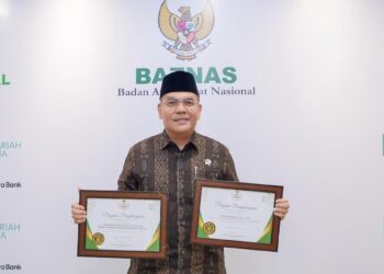 Wamen ATR/BPN Ossy Dermawan Terima Penghargaan Baznas Award 2025 18 Wamen Ossy terima penghargaan Baznas Award 2025. (dok. istimewa)