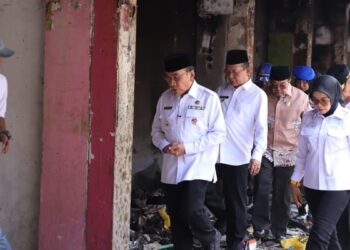 Wawako Maigus Nasir Serahkan Bantuan dari Pemko Padang untuk Korban Kebakaran Pasar Payakumbuh 16 Wawako Maigus Nasir cek kondisi Pasar Payakumbuh setelah terbakar. (dok. Prokopim)