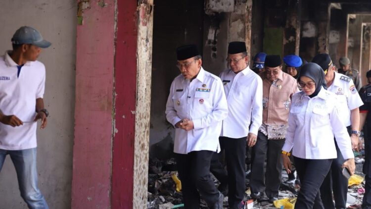 Wawako Maigus Nasir Serahkan Bantuan dari Pemko Padang untuk Korban Kebakaran Pasar Payakumbuh 1 Wawako Maigus Nasir cek kondisi Pasar Payakumbuh setelah terbakar. (dok. Prokopim)