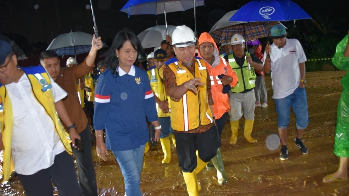 Wawako Maigus Nasir dampingi Wamen PU tinjau lokasi normalisasi Sungai Batang Kandis. (dok. Prokopim)