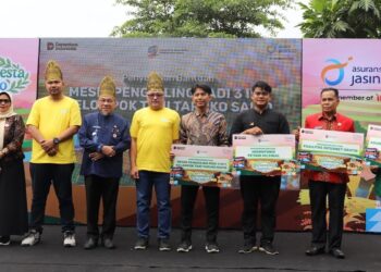 Wawako Maigus Nasir Serahkan Bantuan Alat Pertanian di Padang 14 Wawako Maigus Nasir serahkan alat bantu pertanian. (dok. Prokopim)