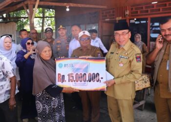Wawako Maigus Nasir Serahkan BSTT untuk Warga Nanggalo yang Terdampak Kebakaran 12 Wawako Maigus Nasir serahkan bantuan tak terduga di Nanggalo. (dok. Prokopim)