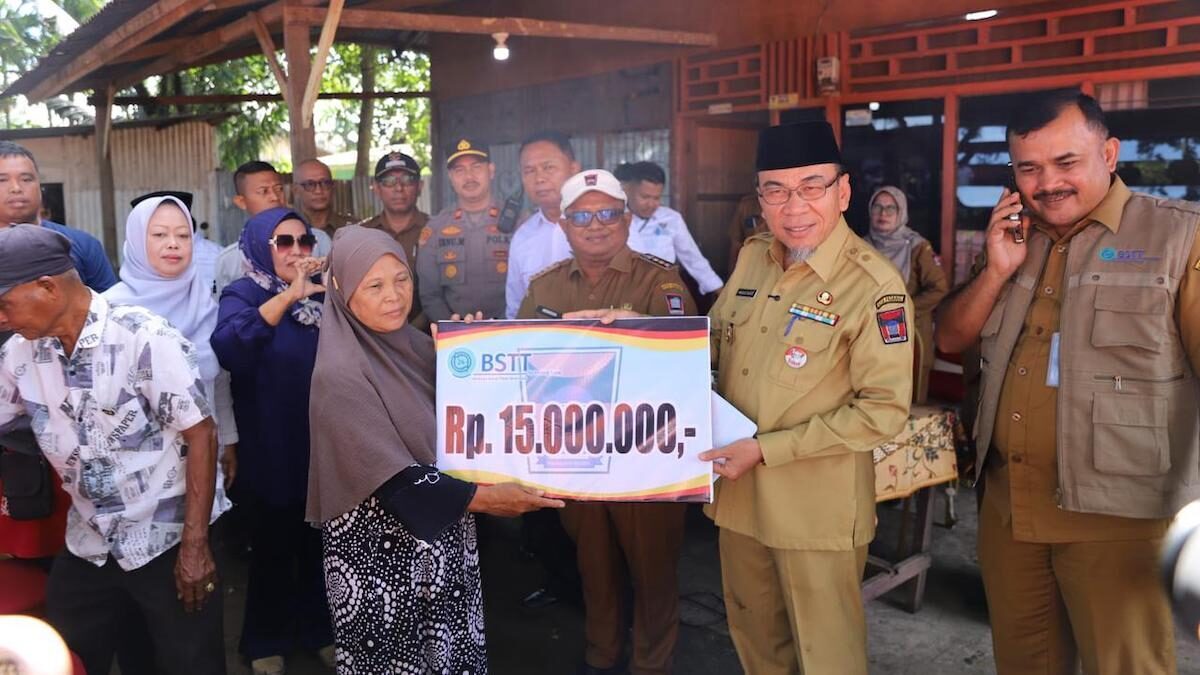 Wawako Maigus Nasir serahkan bantuan tak terduga di Nanggalo. (dok. Prokopim)