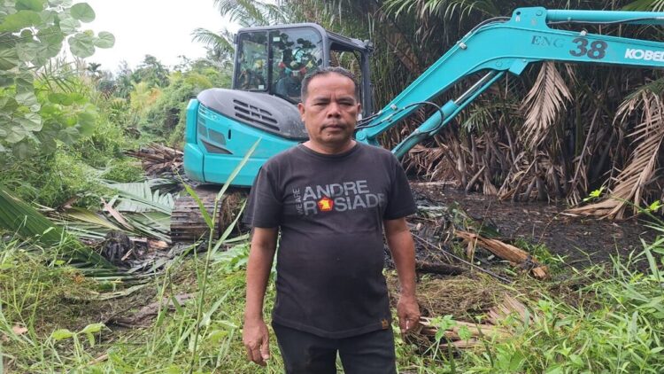 Ketua RW IV Kurao Pagang Zulkifli menggunakan dana operasional RW untuk membangun drainase dengan ekskavator mini. (Foto: Ist)