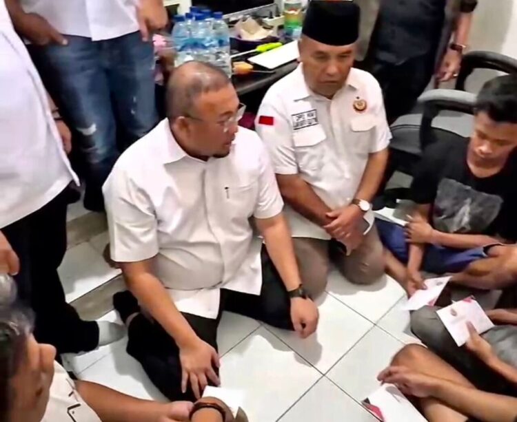 Ketum IKM Andre Rosiade memberikan bantuan kepada perantau Minang korban demo di Jakarta. (Foto: Ist)