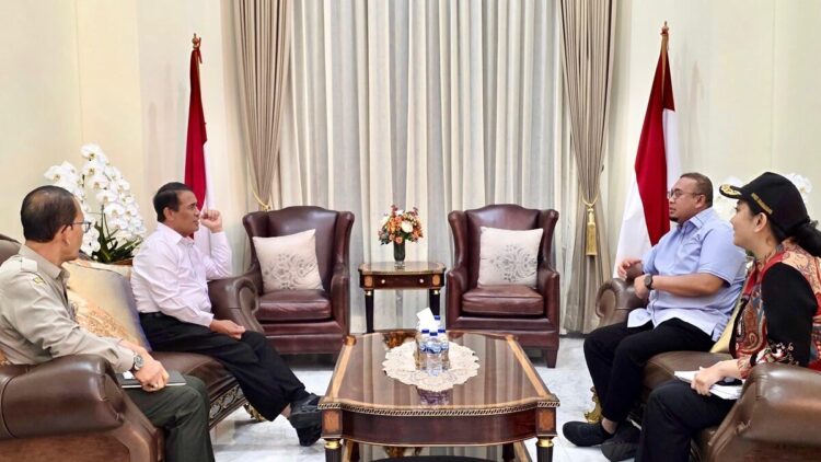 Andre Rosiade Fasilitasi Bupati Dharmasraya Bertemu Menteri Pertanian, Ajukan Program dan Sampaikan Keluhan Petani 1 Andre Rosiade bersama Bupati Dharmasraya bertemu Mentan membawa sejumlah usulan program. (Foto: Ist)