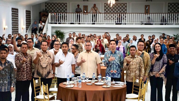 Inisiasi Rakor Gubernur dan Kepala Daerah se-Sumbar, Andre Rosiade: Jangan Lihat Partai, Komisi dan Dapil, tapi Komitmen Bangun Sumbar 1 Anggota DPR RI Andre Rosiade menginisiasi rakor dengan gubernur dan kepala daerah se Sumbar di Sawahlunto. (Foto: Ist)