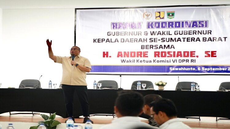 Anggota DPR RI di sela-sela rapat koordinasi dengan kepala daerah se-Sumbar. (Foto: Ist)